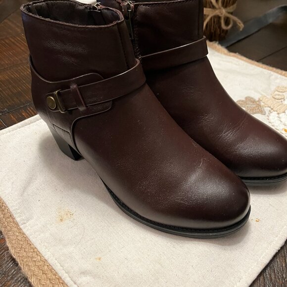 Brown low heel Booties - Picture 3 of 3